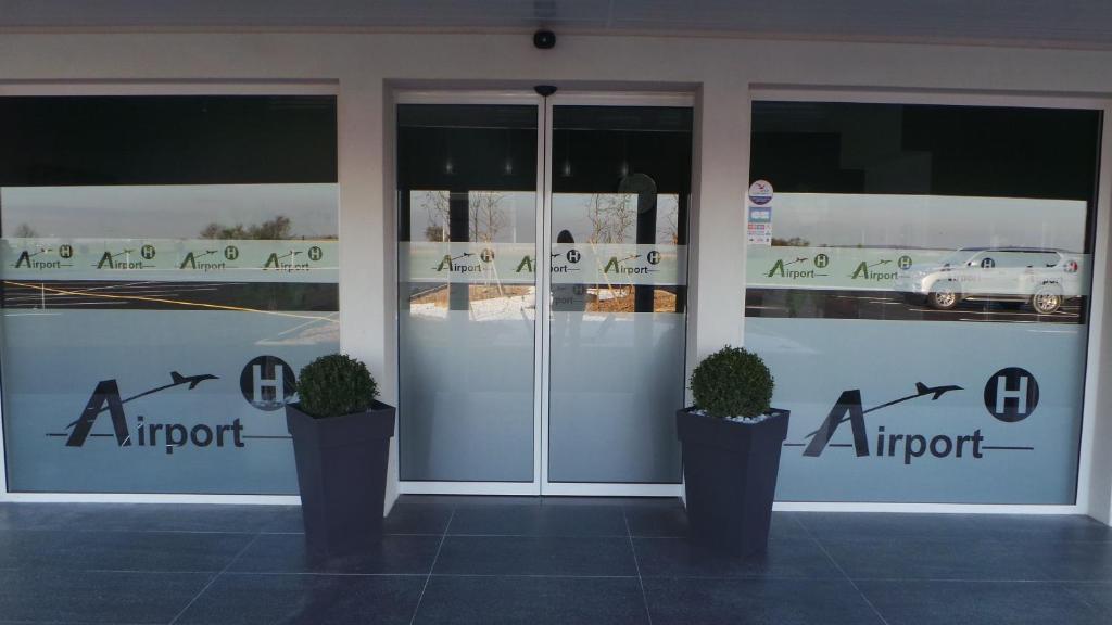 Airport-Hotel Mauregard Exterior photo
